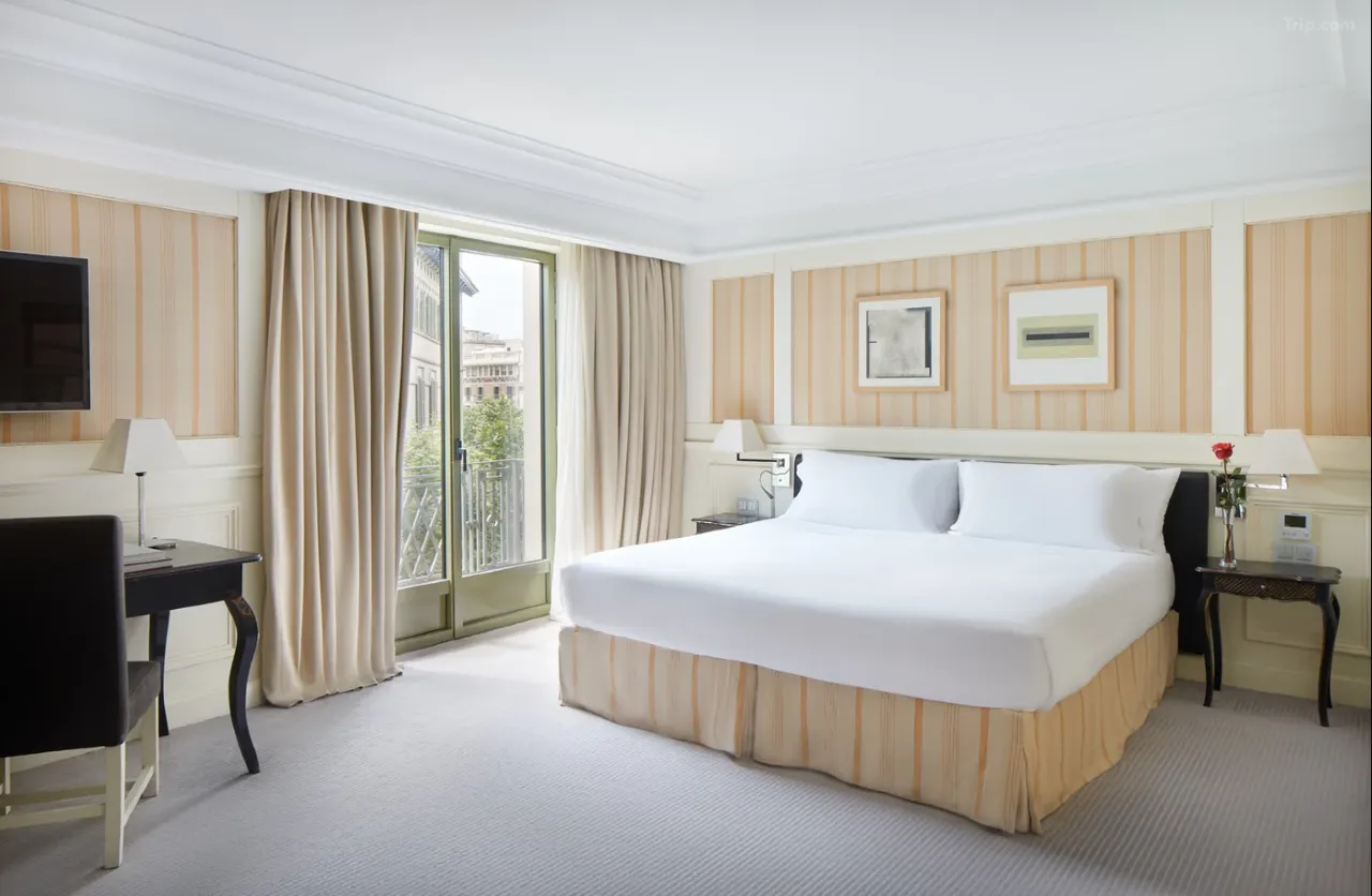 Privilege Room with City View — Trip.com listing photograph
